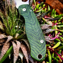 Load image into Gallery viewer, Spyderco Para 3 Green Thumb G-Carta Scale Set

